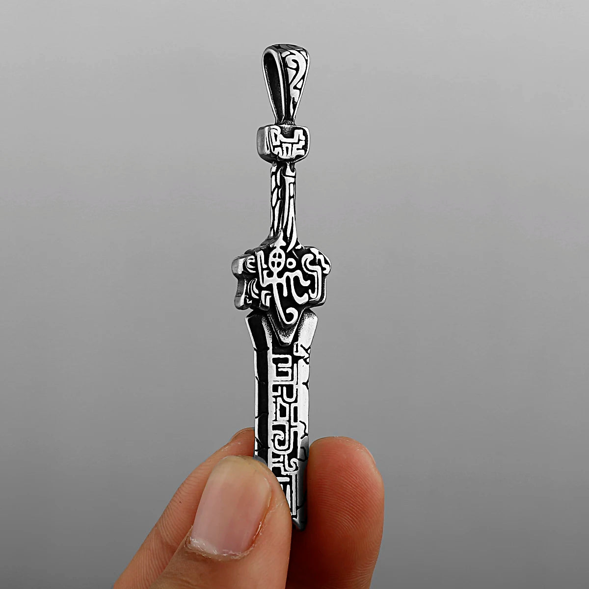 Knight Broken Sword Pendant: Retro Fashion Statement