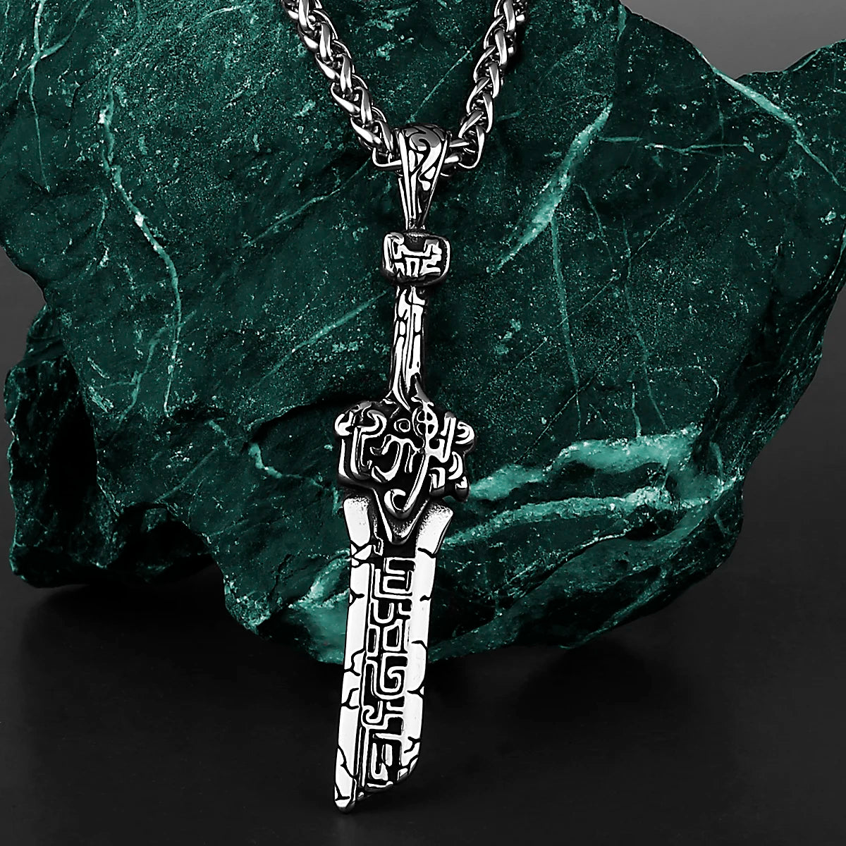 Knight Broken Sword Pendant: Retro Fashion Statement